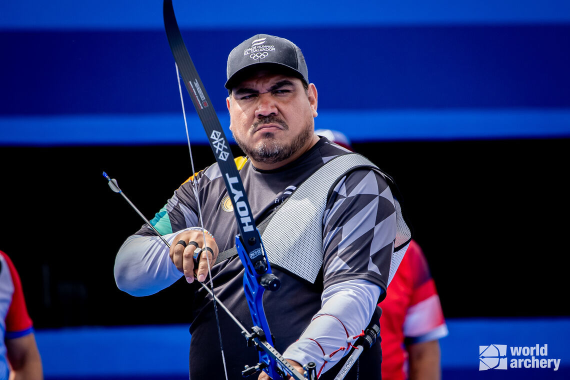 Oscar Ticas putting an arrow into his bow.