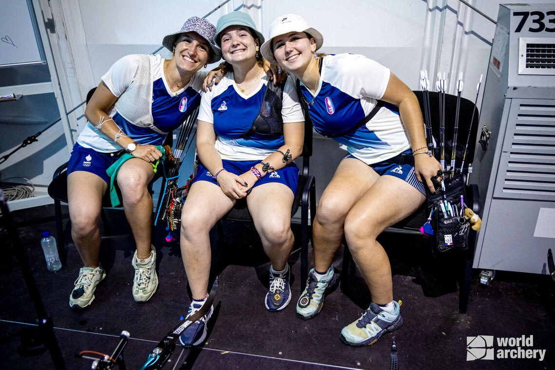 Amélie Cordeau with teammates Lisa Barbelin and Caroline Lopez at Paris 2024.