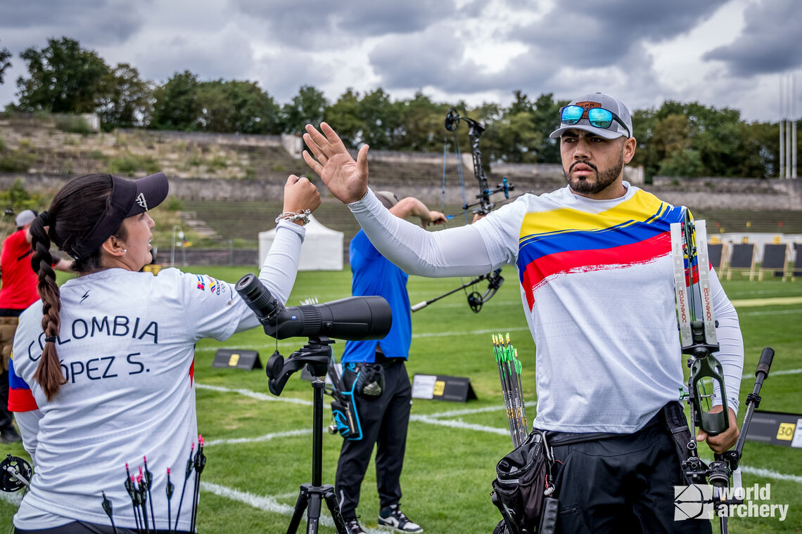 Sara Lopez and Sebastian Arenas making compound mixed team gold final in Berlin.