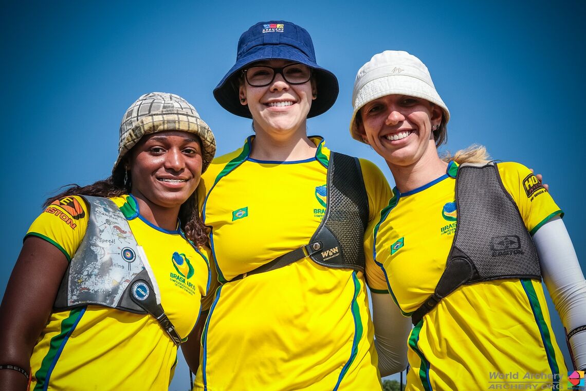 Ane Marcelle Dos Santos with teammates at Wroclaw 2015 World Cup stage.