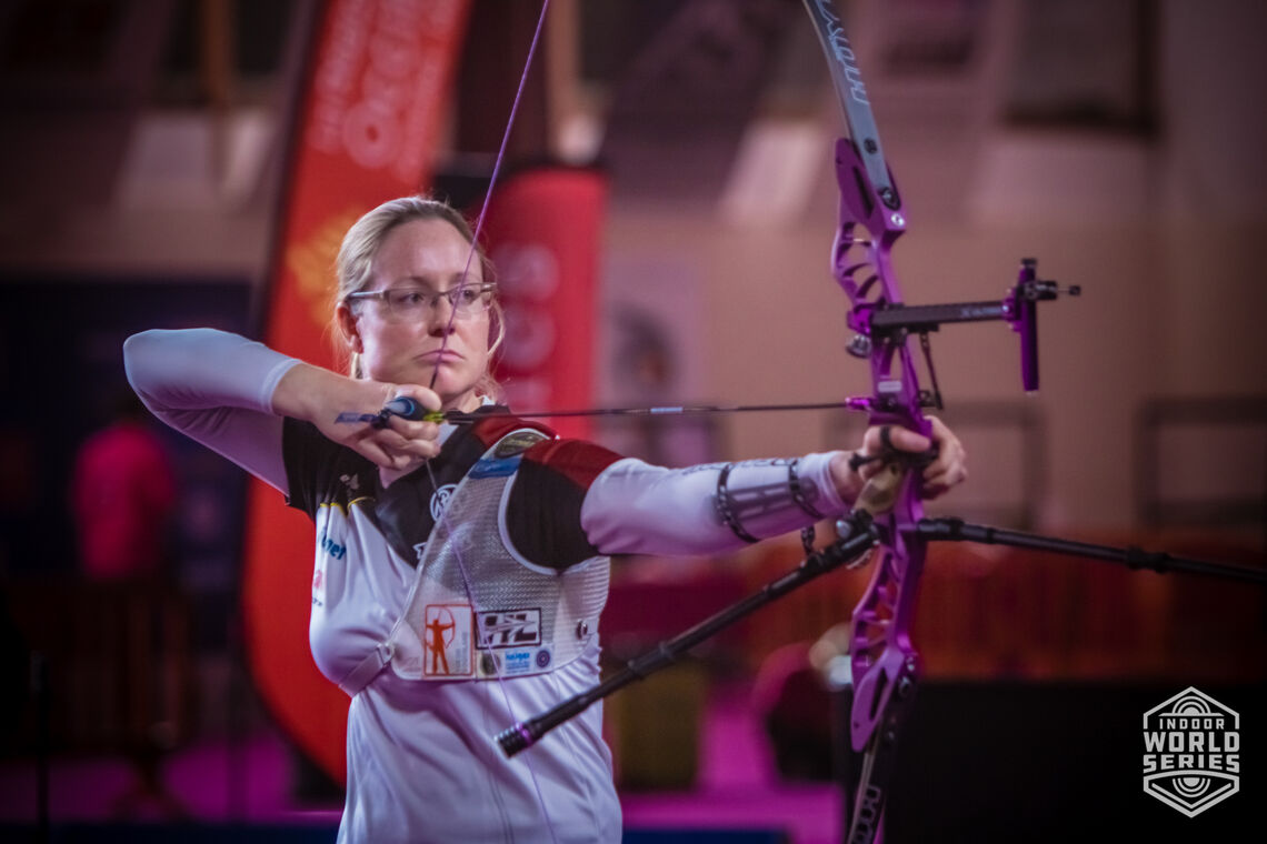 Lisa Unruh aims during the finals at the Sud de France – Nimes Archery Tournament in 2021.