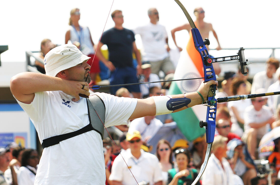 Michele Frangilli shoots at the World Archery Championships in 2003.