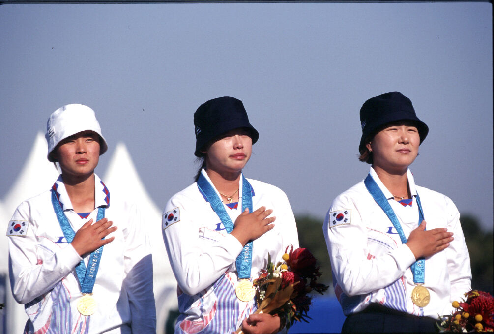 The Korean women’s team on the podium at the 2000 Olympics.