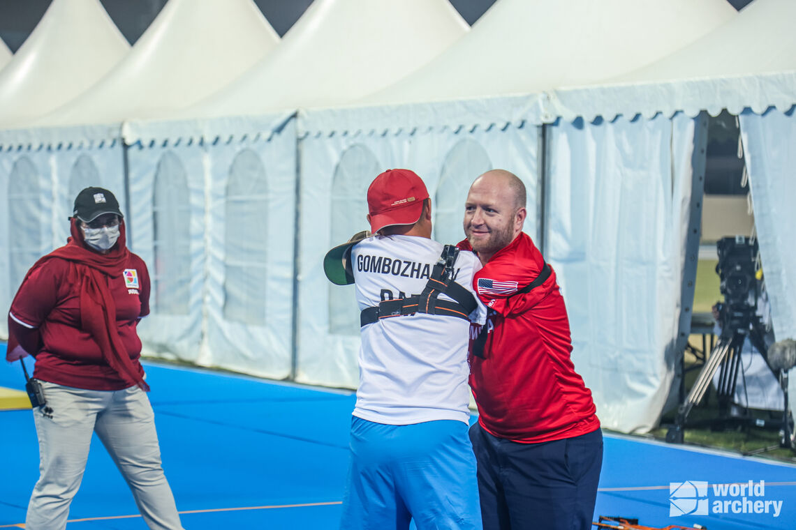 Matt Stutzman and Aleksandr Gombozhapov at Dubai 2022 after their gold medal match