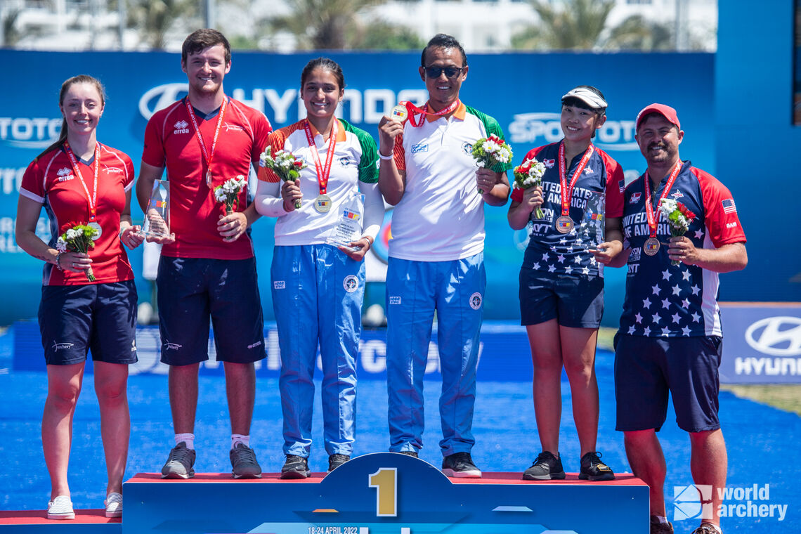 USA's Gabrielle Sasai and Brady Ellison with their bronze medals at Antalya 2022