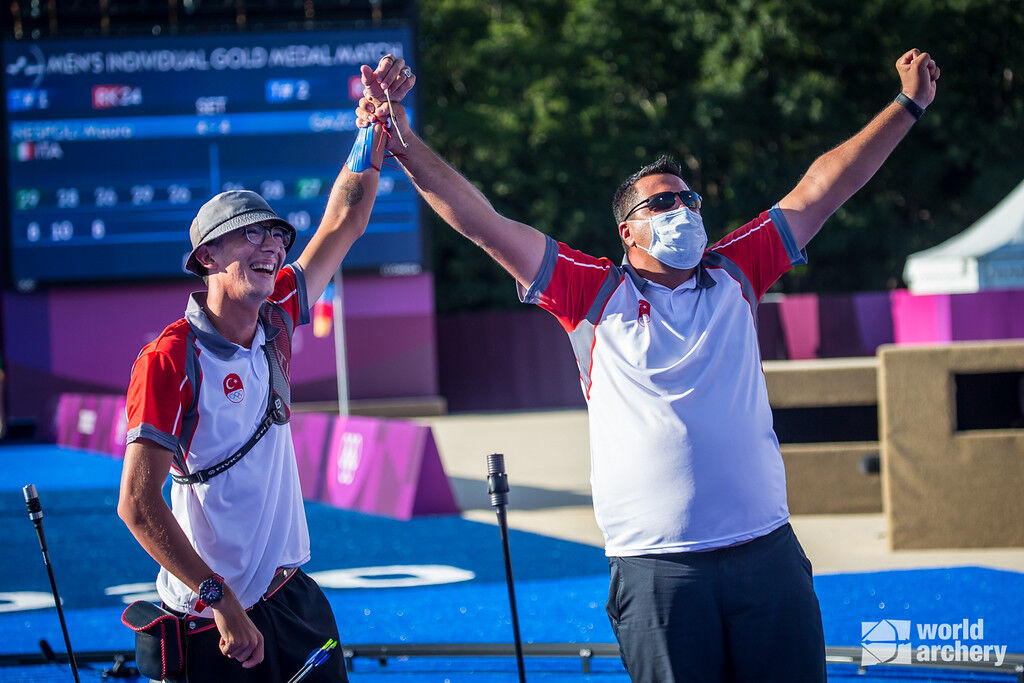 Mete Gazoz celebrates Olympic title with his coach.
