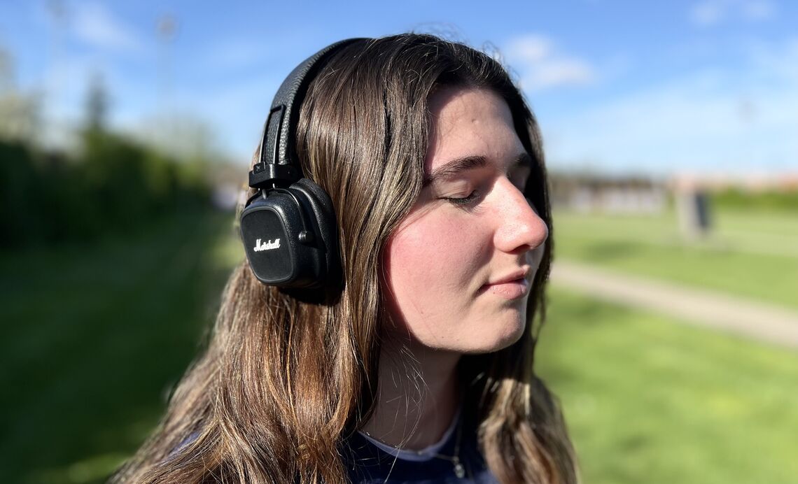 Amélie Cordeau likes to listen to music.