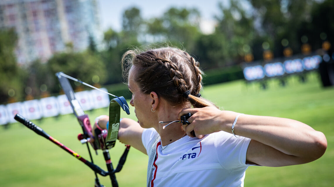 Lisa Barbelin shoots at the European Championships in 2021.