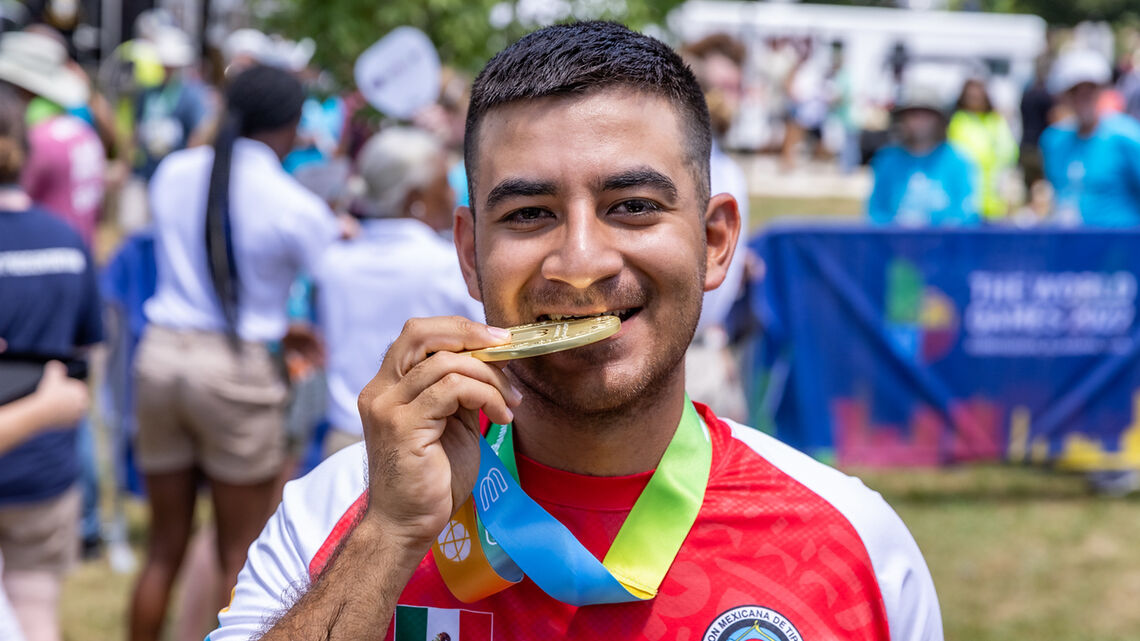 Miguel Becerra with his gold medal at the World Games in 2022.