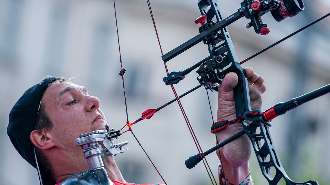 Piotr van Montagu shoots at the 2023 World Archery Para Championships.