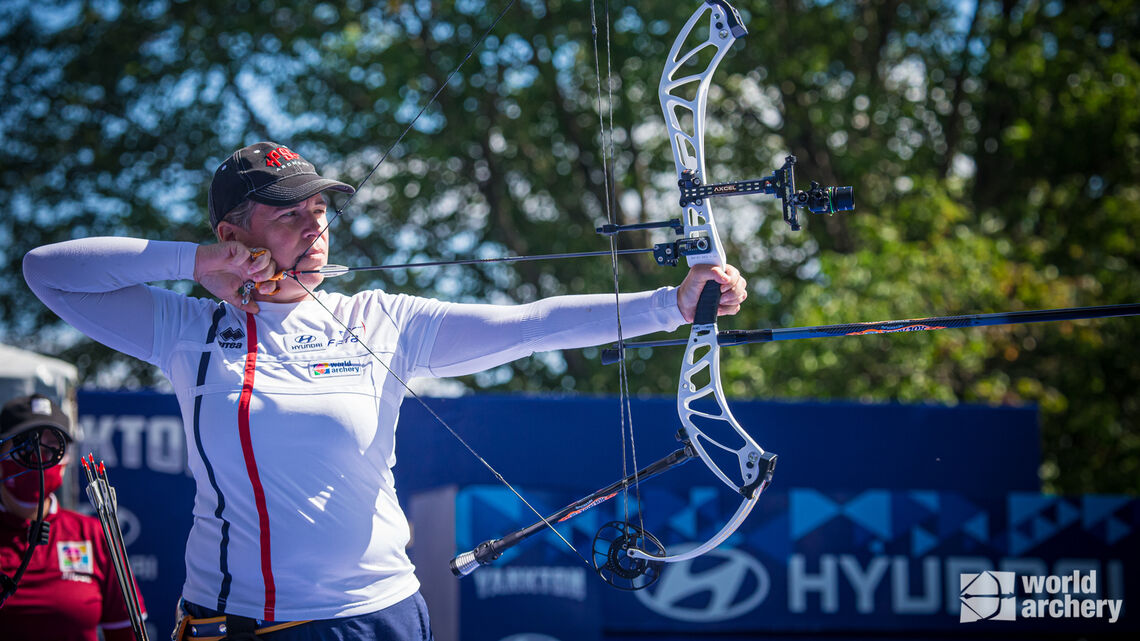 Sophie Dodemont shoots at the world championships in 2021.