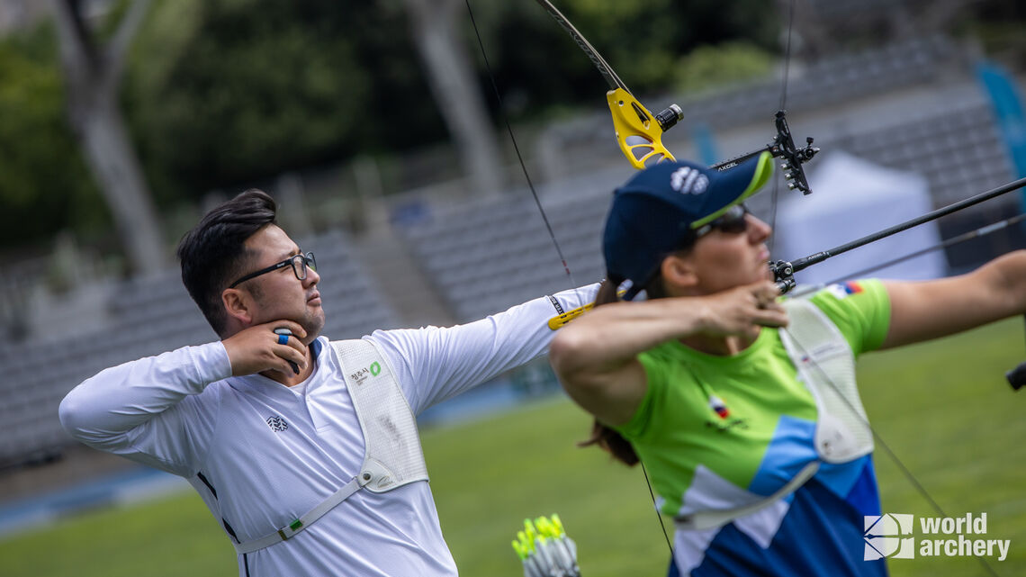 Ana Umer and Kim Woojin shoot during mixed team eliminations in Paris.