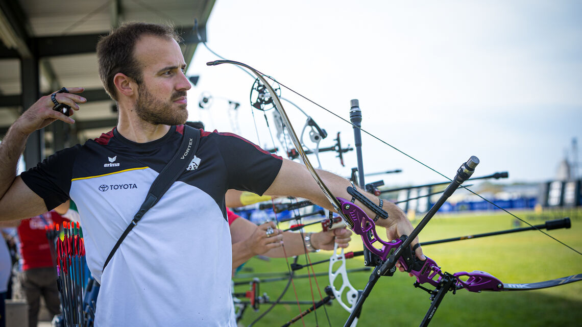 Florian Unruh shoots during practice at the world field championships.