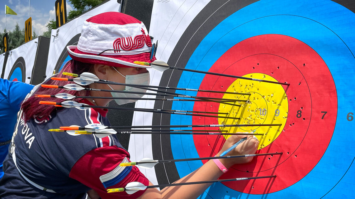 Elena Osipova marks arrows during qualification at the European Championships in 2021.