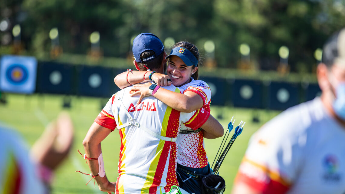 Pablo Acha and Elia Canales hug after making the mixed team final at the European Championships in 2021.