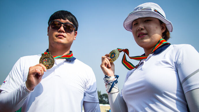 Lee Sungyun and Ryoo Su Jung show off their mixed team medals at the 2021 Asian Championships in Dhaka.