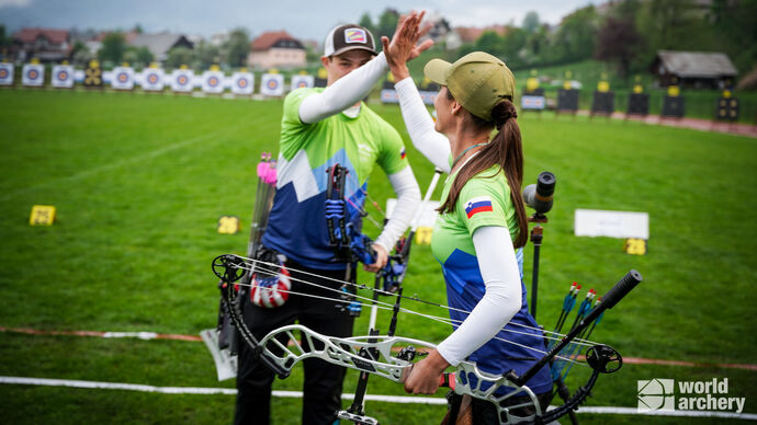 Slovenia’s compound mixed pair at the Veronica’s Cup in 2022.