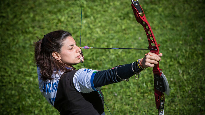 Cinzia Noziglia shoots during the World Archery Field Championships in 2018.