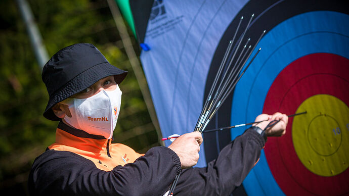 Archers take different approaches to the breaks between arrows at the second stage of the 2021 Hyundai Archer World Cup in Lausanne.