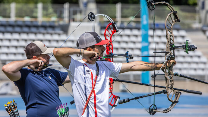 Nicolas Girard facing world number one Mike Schloesser at Paris 2022 Hyundai Archery World Cup.