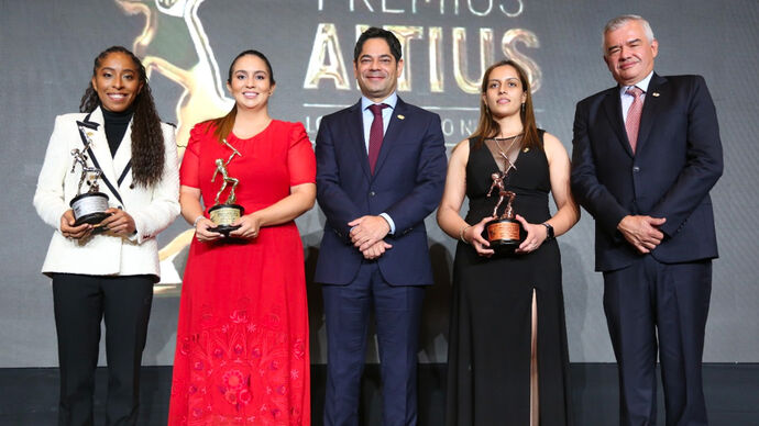 Sara Lopez poses with Colombia’s Altius award winners in 2021.