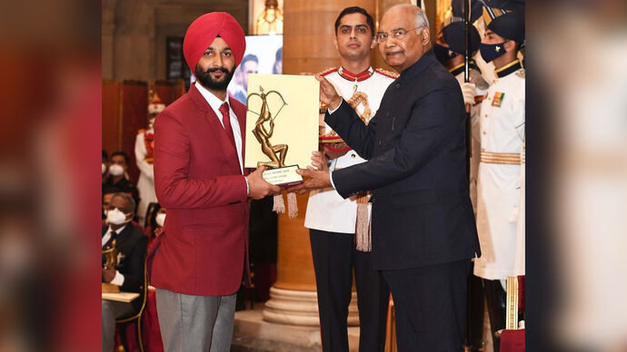 Harvinder Singh receives the Arjuna Award.