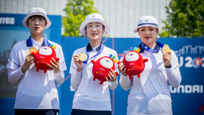 Korea's recurve women's team with their gold medals at Gwangju 2022