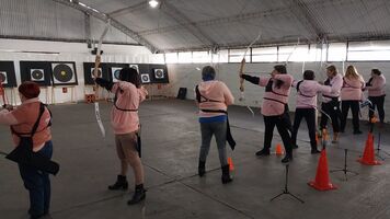 Archers aiming in a Flechas de Vidas session.