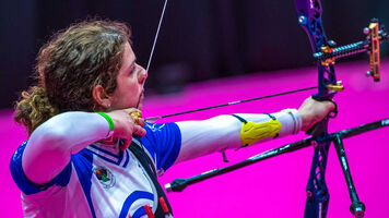 Elisabetta Mijno aims during the Nîmes Tournament in 2025.