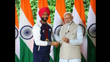 Harvinder Singh poses with Prime Minister of India.