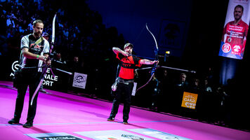 Brady Ellison against Florian Unruh in the Nimes Archery Tournament.